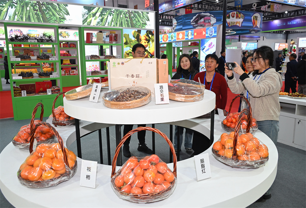 果品盛會(huì)，蔬香四溢——國(guó)際果品交易博覽會(huì)上的蔬菜零售掠影